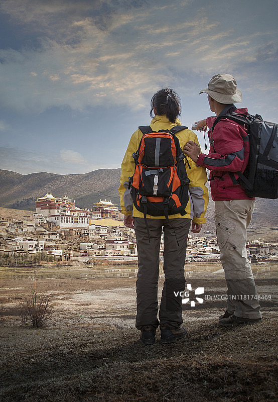 徒步者观赏佛教寺庙图片素材