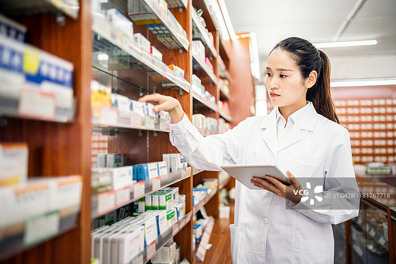管理货架的女药剂师图片素材