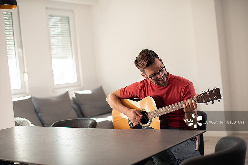 弹吉他图片素材