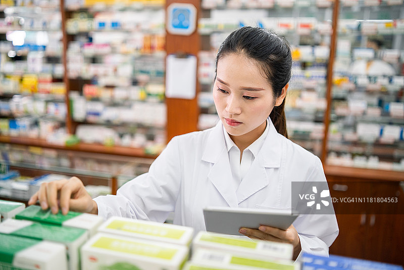 女药剂师管理药房的货架图片素材
