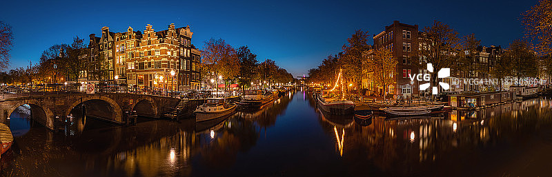 荷兰阿姆斯特丹运河黄昏全景图片素材