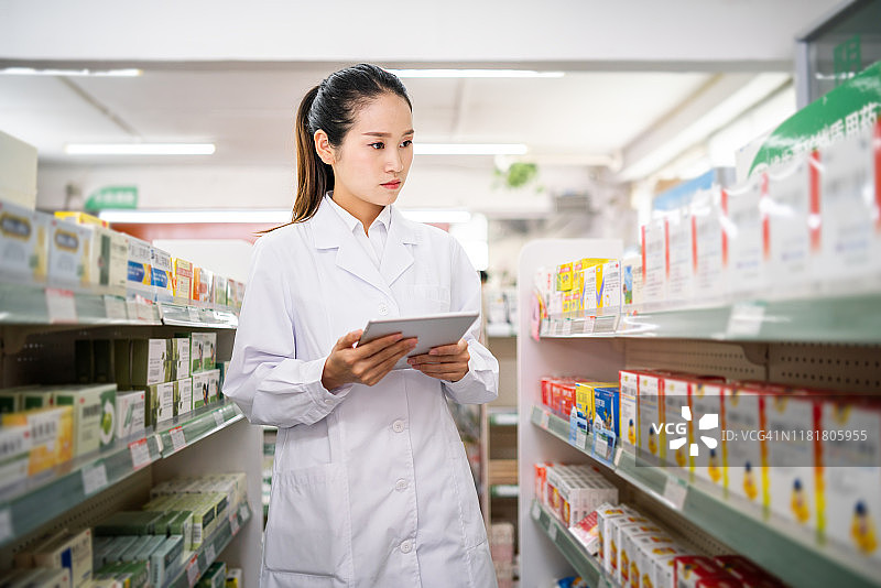 管理货架的女药剂师图片素材