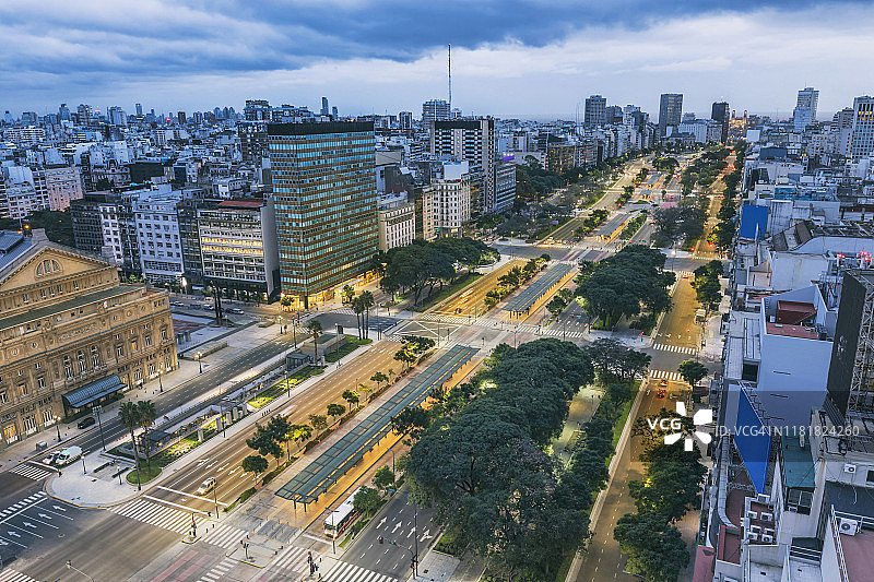 夜幕下的阿根廷布宜诺斯艾利斯七月九日大道市中心图片素材