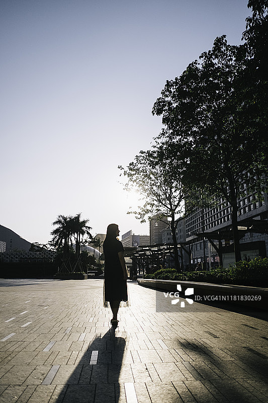 一名女子在尖沙咀区漫步，探索当地文化图片素材