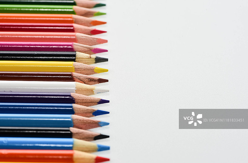 白色背景上的彩色铅笔图片素材