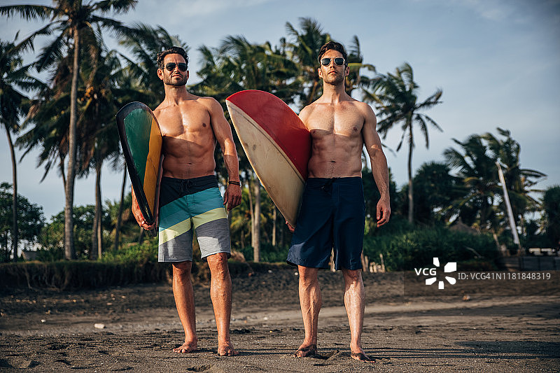 准备去冲浪的英俊男士冲浪者图片素材