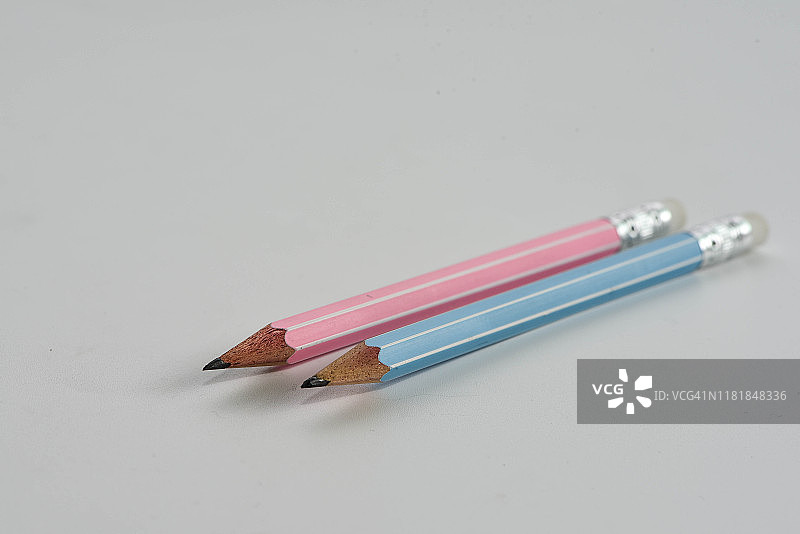 白色背景上的木制铅笔图片素材