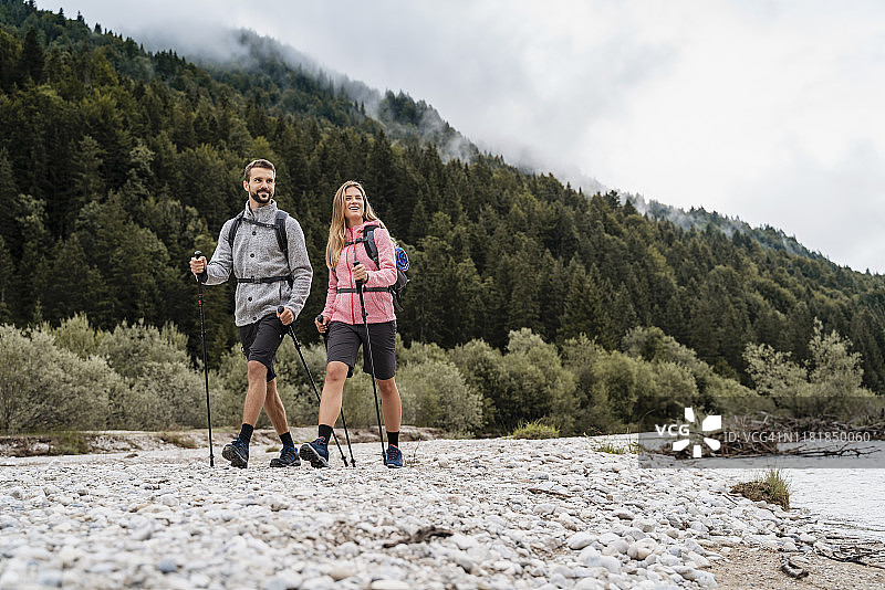 年轻情侣在德国巴伐利亚州沃德里斯河畔徒步旅行图片素材