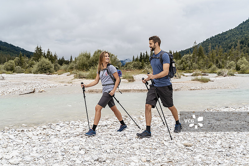 年轻情侣在德国巴伐利亚州沃德里斯河畔徒步旅行图片素材