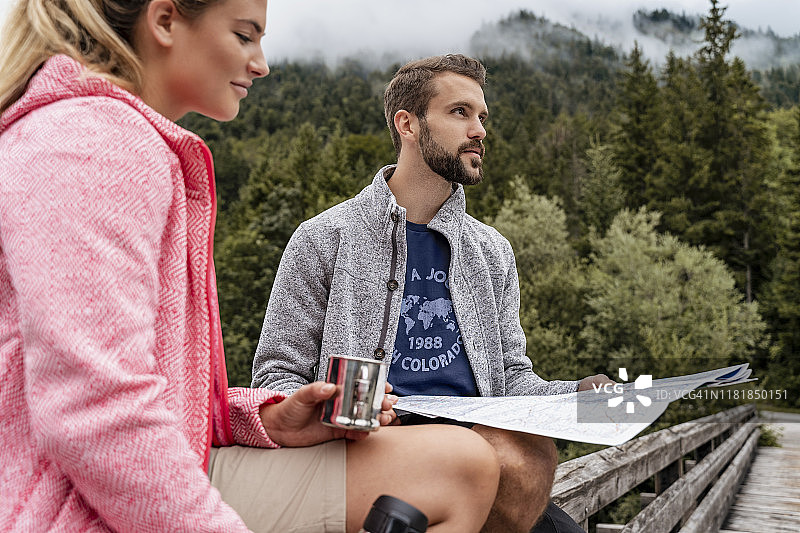 在德国巴伐利亚Vorderriss徒步旅行的年轻夫妇图片素材