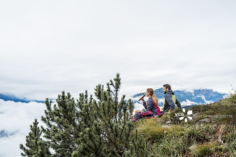 年轻情侣在德国巴伐利亚州赫尔佐格山徒步旅行图片素材