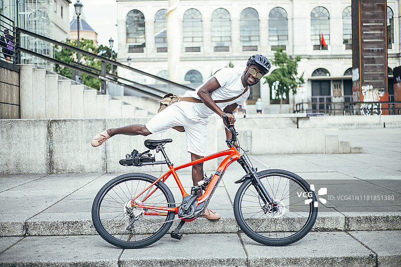 自行车快递员骑上自行车图片素材