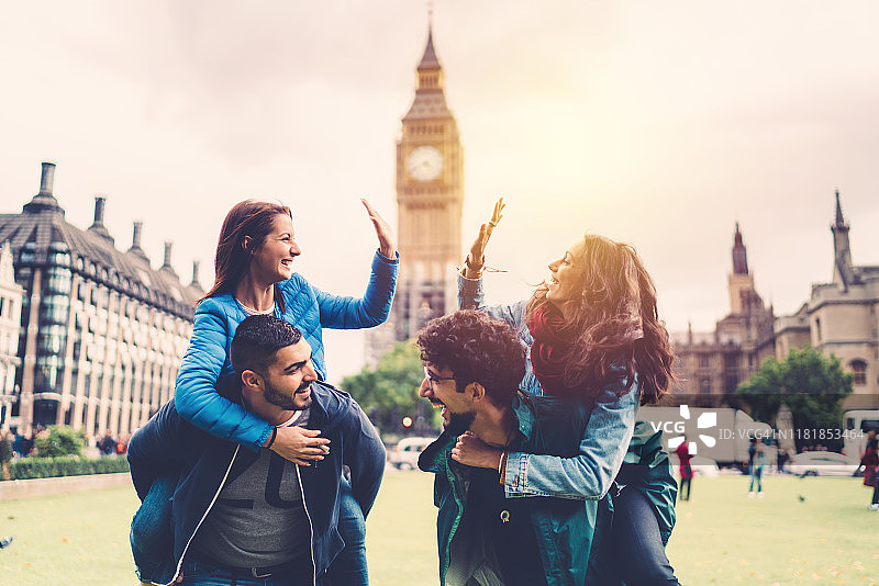 朋友们探索伦敦图片素材