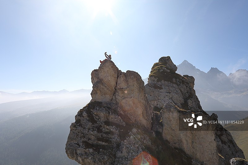 中年妇女在山顶自拍图片素材