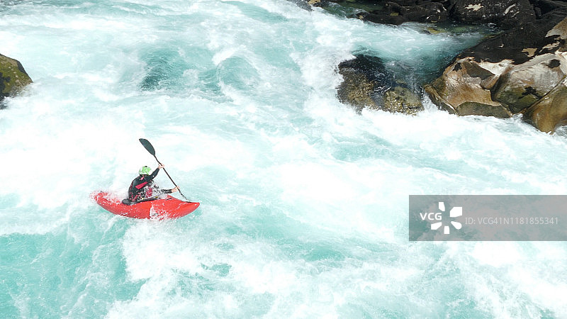 皮划艇爱好者在激流中下降的鸟瞰图图片素材
