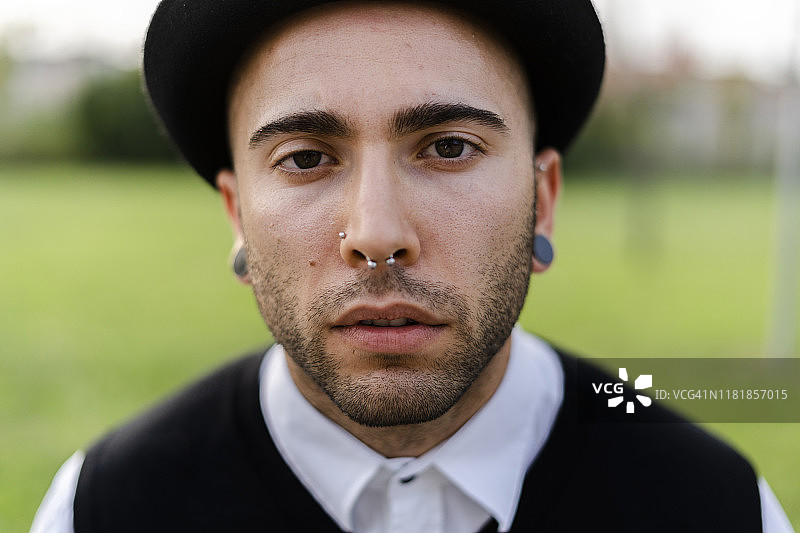 戴鼻环耳环的年轻男人肖像图片素材