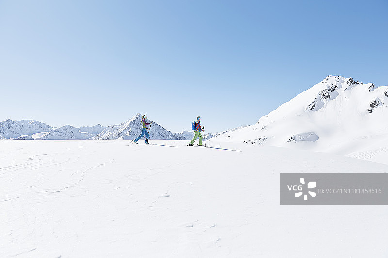 情侣在奥地利蒂罗尔州库赫泰山区滑雪旅行图片素材