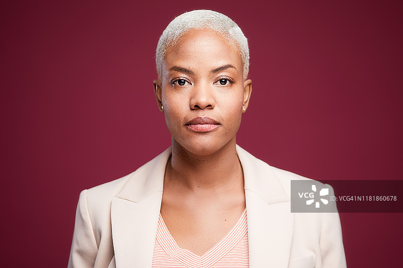 身穿西装的严肃女商人证件照图片素材