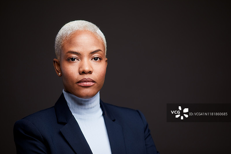 身穿西装的严肃女商人证件照图片素材