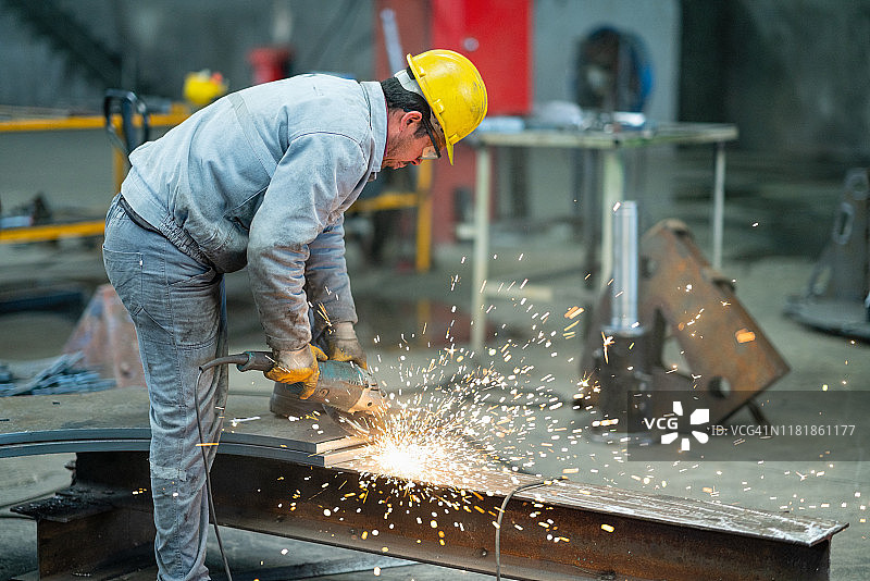 工匠修理工使用砂轮机图片素材