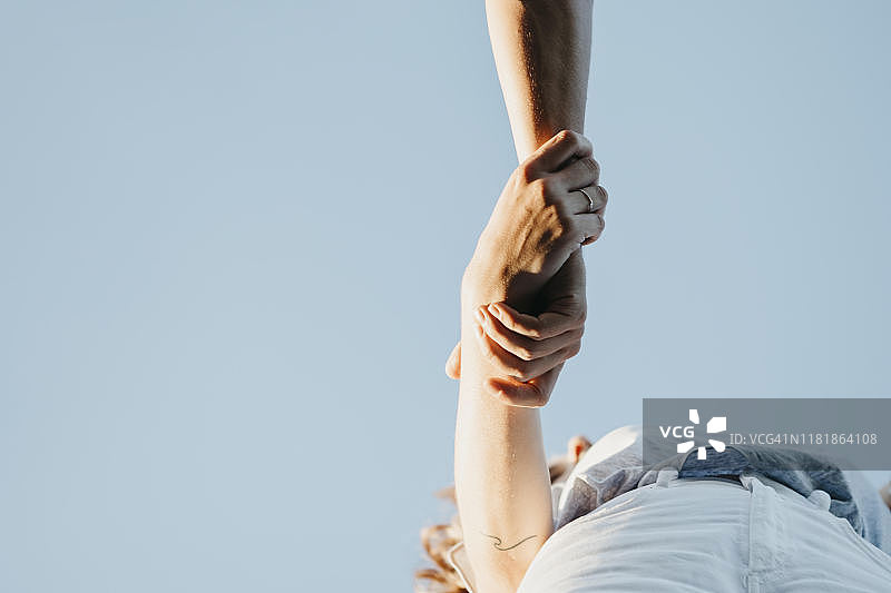 年轻情侣手牵手俯视图片素材