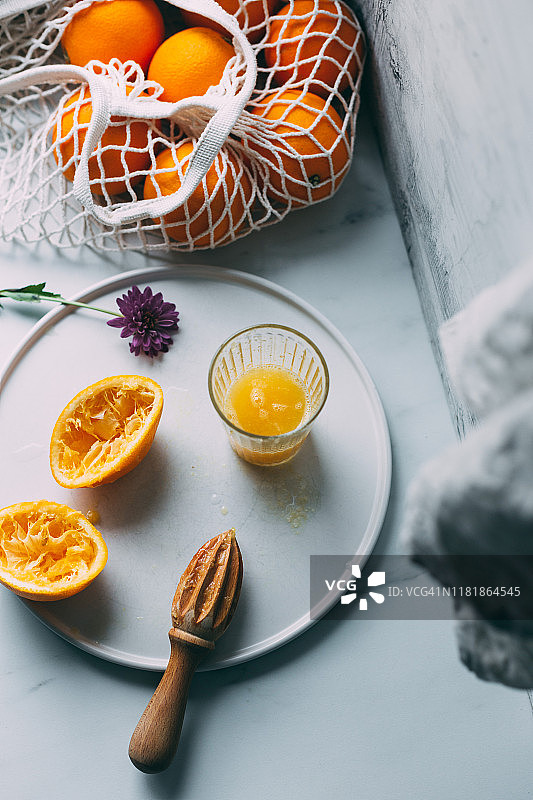 玻璃杯中的鲜榨橙汁图片素材
