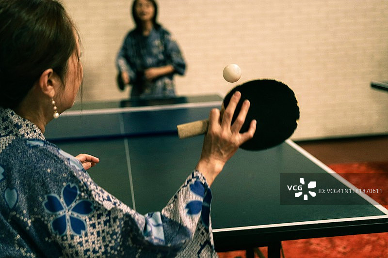 穿浴衣的亚洲人打乒乓球图片素材