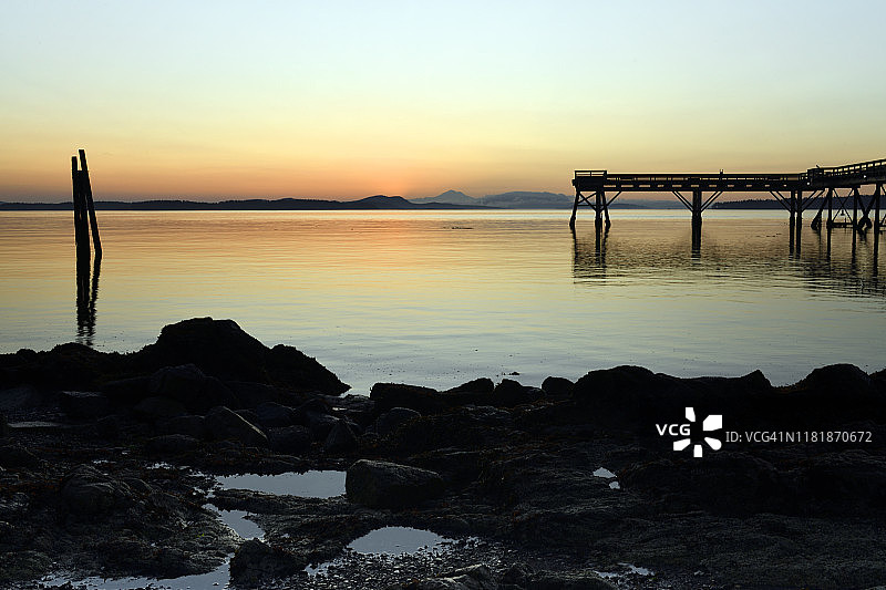 日出中的孤独图片素材