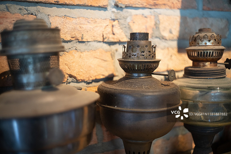 古董油灯展示图片素材