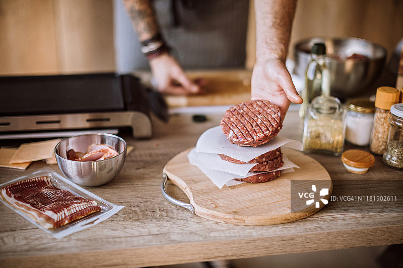厨房里制作汉堡图片素材