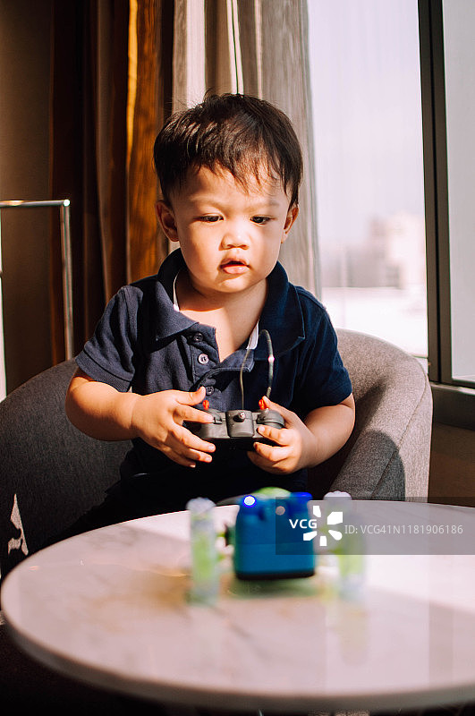 男童在家玩遥控汽车图片素材