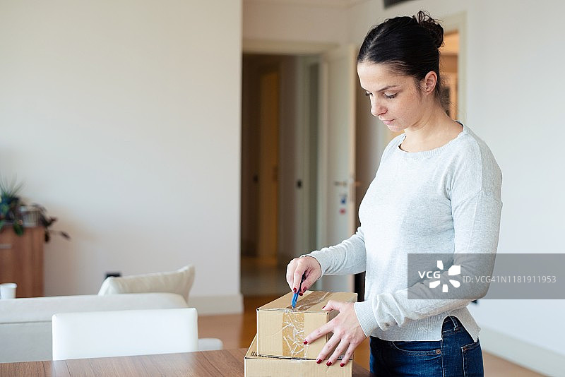 女人在家接收送货图片素材
