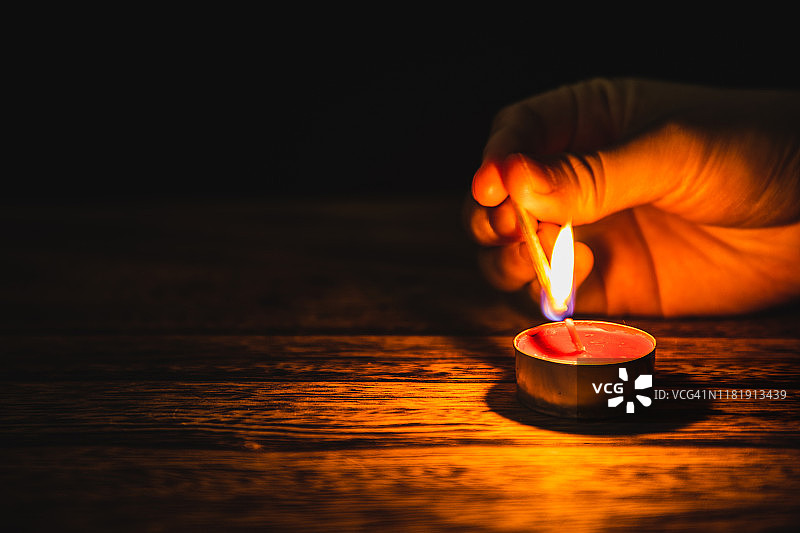 用火柴点燃香薰蜡烛图片素材
