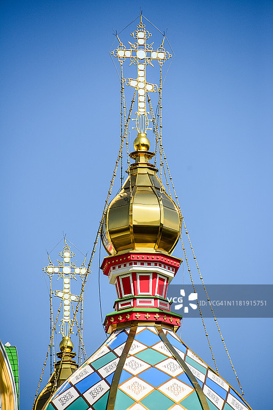 阿拉木图升天大教堂金色穹顶和十字架图片素材