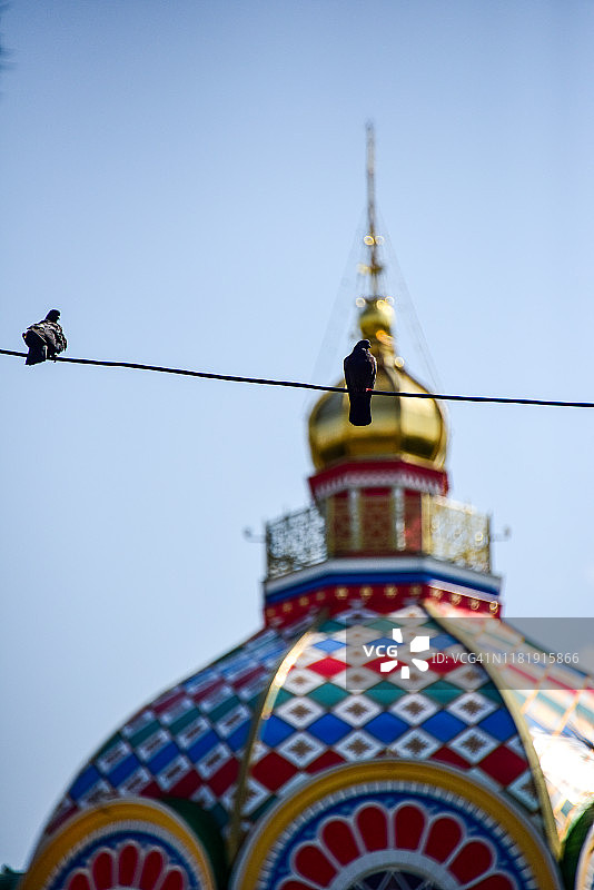 阿拉木图升天大教堂金色穹顶和十字架图片素材