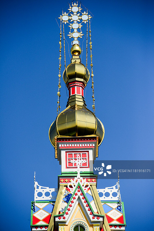 阿拉木图升天大教堂金色穹顶和十字架图片素材