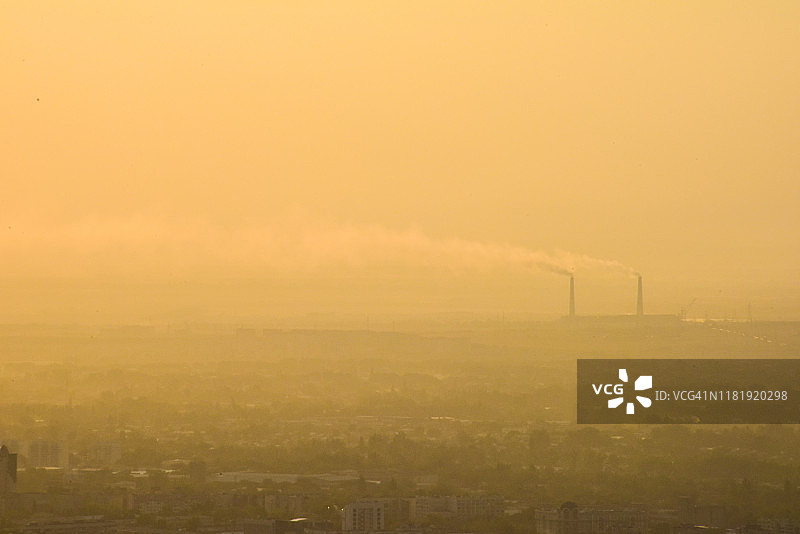 日落时分的工厂烟囱图片素材