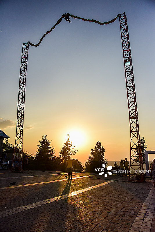 日落下的弹弓游乐设施图片素材