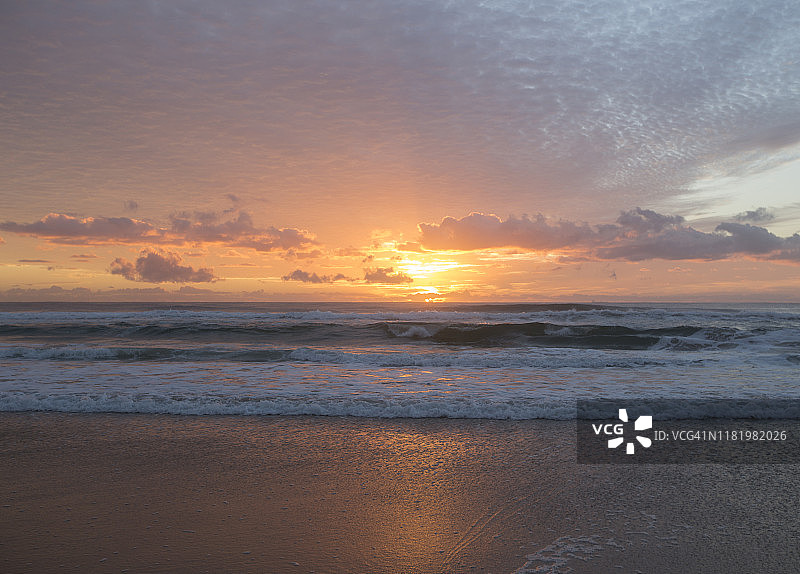 昆士兰阳光海岸瓦拉纳海滩的壮丽日出图片素材