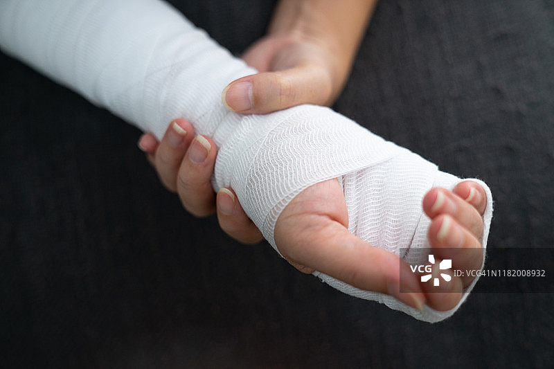 手臂受伤的女人，手臂疼痛图片素材