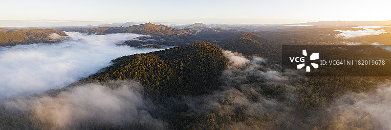 日出时分皮曼河上游的风景，可眺望唐纳森山图片素材