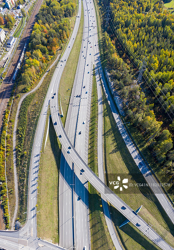 航拍公路：初秋的色彩图片素材