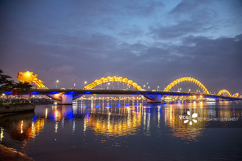 岘港夜景：龙桥与河面倒影图片素材