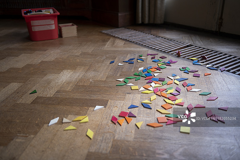 即将掉入对流加热器的木制玩具形状图片素材