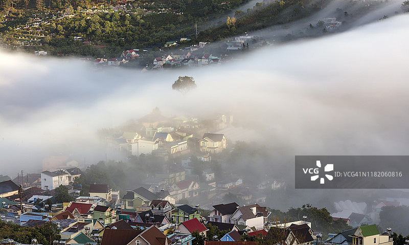 雾天山中的城市——越南大叻图片素材