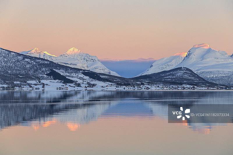 峡湾日落倒映在水中图片素材