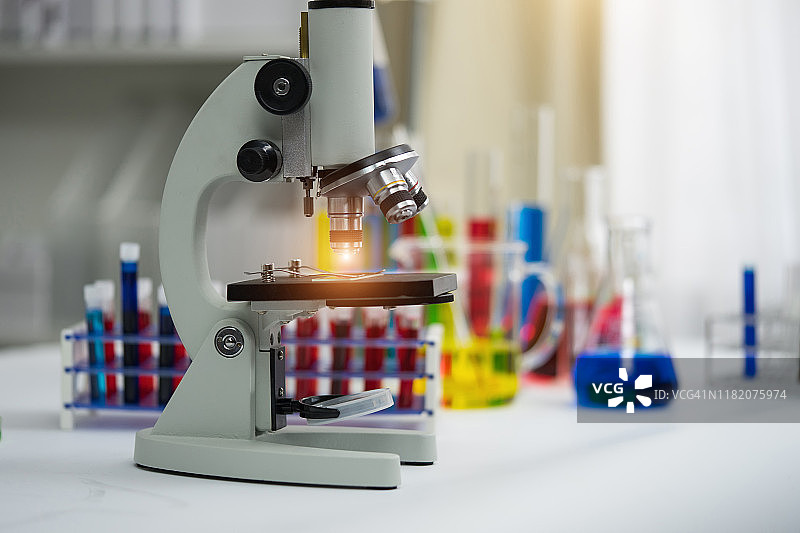 实验室里的设备、科学实验、倒油、试管和黄色研究图片素材
