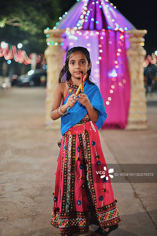 穿着印度传统服装的女孩图片素材
