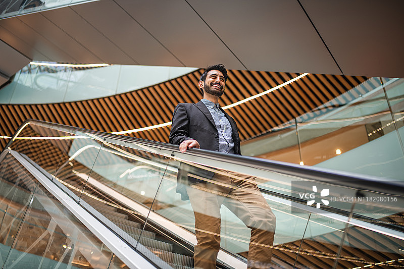 乘坐扶梯的商人图片素材