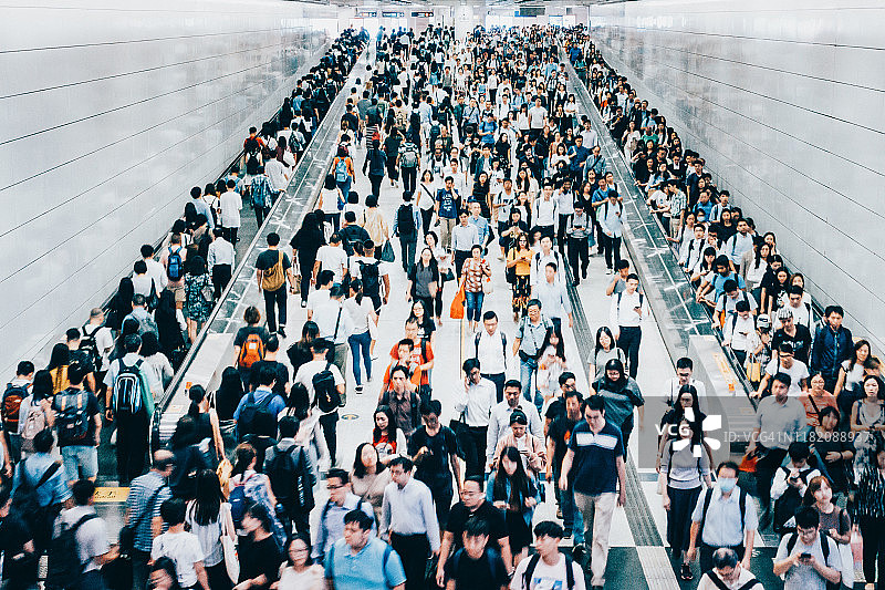 高峰时段地铁站台上的通勤人群图片素材